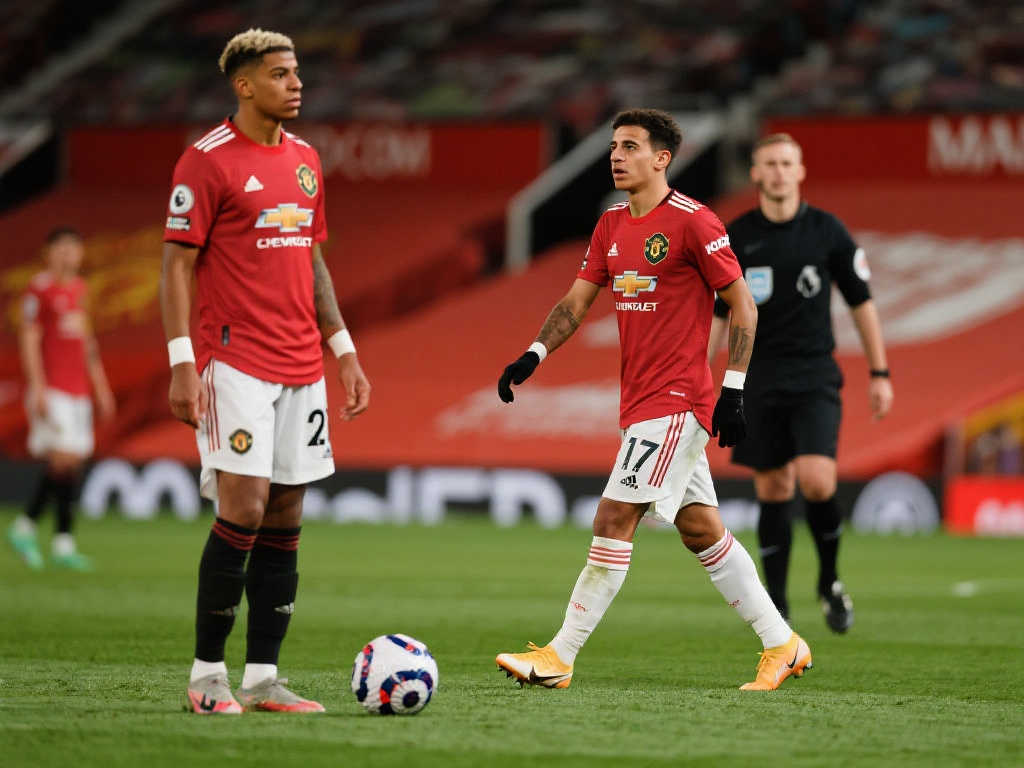 今夏大清洗!曼联计划一次性送走10名边缘球员,阿莫林力保4人留队 今夏大清洗!曼联计划一次性送走10名边缘球员,阿莫林力保4人留队